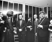 880329 Afbeelding van de officiële opening van het Muziekcentrum Vredenburg te Utrecht, met links prinses Beatrix in ...